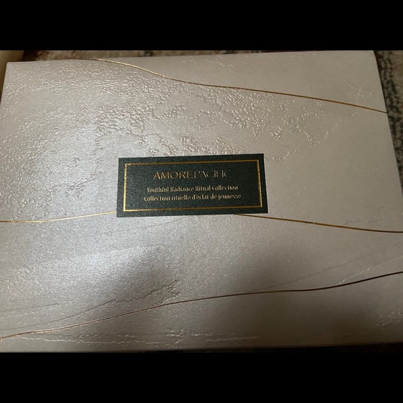 Amorepacific Deluxe Set - Picture 3 of 3